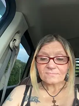 lindzybella online show from May 15, 2026, 11:25 pm