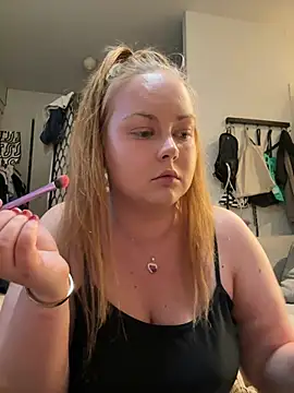 sweet-iina online show from July 6, 2026, 6:43 pm