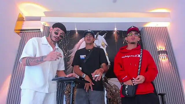 Snapshot of The_Gods_In_Diamonds chatting on March 6, 2026, 5:24 am The Gods In Diamonds online show from March 6, 2026, 5:24 am