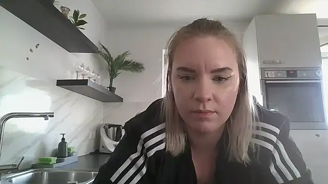 MinchenBienchen98 online show from February 26, 2026, 3:01 pm