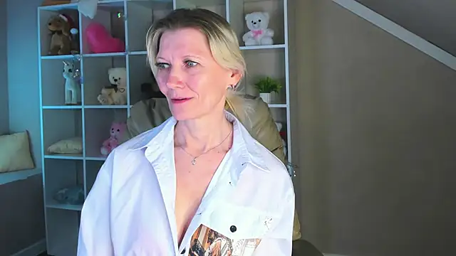 Julie Lucas online show from March 12, 2026, 1:11 am