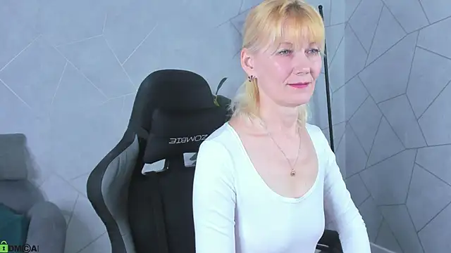 Julie Lucas online show from April 23, 2026, 12:39 am