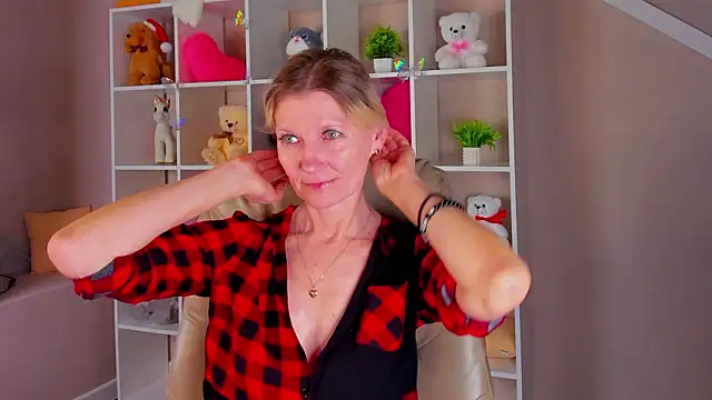 Julie Lucas online show from March 15, 2026, 12:50 am