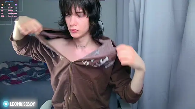 LeonBoykisser online show from June 10, 2026, 6:53 pm
