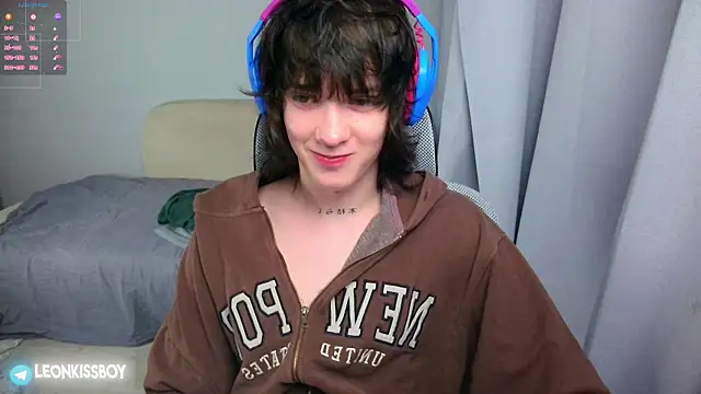 LeonBoykisser online show from June 11, 2026, 6:49 pm