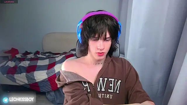 LeonBoykisser online show from June 14, 2026, 10:05 am