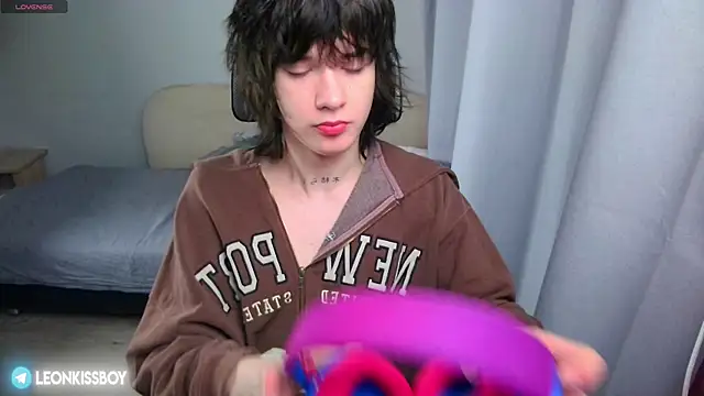 LeonBoykisser online show from June 15, 2026, 12:12 am