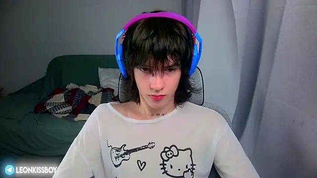 LeonBoykisser online show from June 29, 2026, 9:03 pm