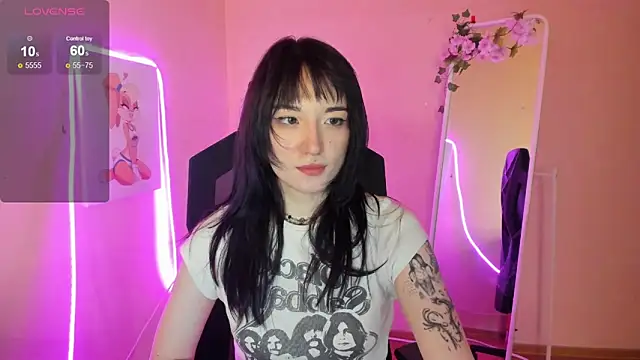 AliceeinWonderlanddd online show from June 11, 2026, 2:11 am