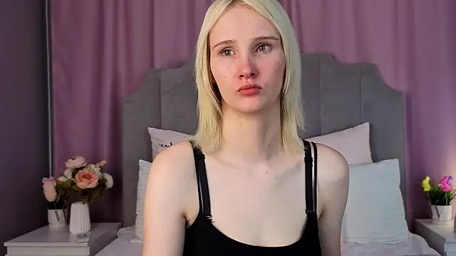 CrystalLili online show from June 10, 2026, 2:57 am