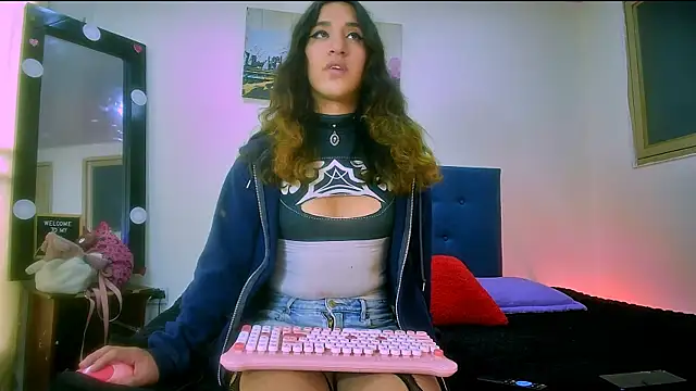 MEW ALIX online show from June 18, 2026, 7:52 pm