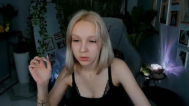 MaoqiBeverly online show from May 19, 2026, 8:21 am