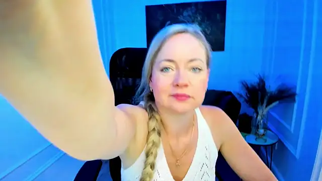 CharlotteKerti online show from July 10, 2026, 11:43 am