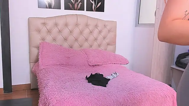 Kitty f00x online show from June 15, 2026, 7:24 pm