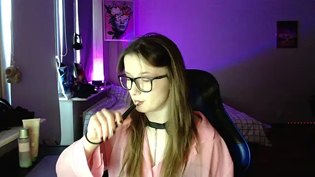 Snapshot of LunaXcherry chatting on April 9, 2026, 4:57 pm LunaXcherry online show from April 9, 2026, 4:57 pm