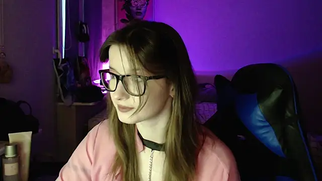 Snapshot of LunaXcherry chatting on April 10, 2026, 5:42 pm LunaXcherry online show from April 10, 2026, 5:42 pm