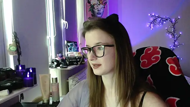 Snapshot of LunaXcherry chatting on May 7, 2026, 4:32 pm LunaXcherry online show from May 7, 2026, 4:32 pm