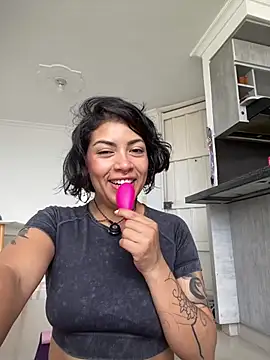 sara-jules online show from June 10, 2026, 3:24 pm