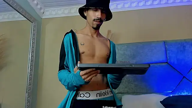 NoaahTylor online show from June 21, 2026, 4:40 am