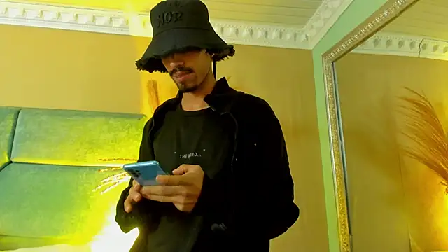 NoaahTylor online show from June 19, 2026, 4:18 am