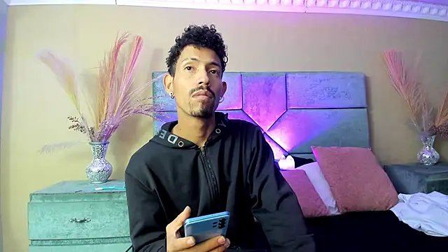 NoaahTylor online show from June 9, 2026, 4:02 am