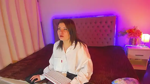 Snapshot of AmandaHoppe chatting on April 15, 2026, 5:13 am AmandaHoppe online show from April 15, 2026, 5:13 am