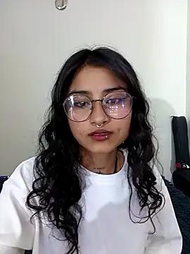 Lili  Clan online show from April 4, 2026, 1:34 am