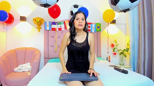 Paulynavera online show from June 13, 2026, 1:53 pm
