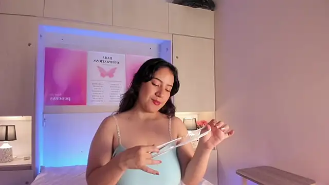 Snapshot of ElaRey_ chatting on March 8, 2026, 12:19 pm ElaRey online show from March 8, 2026, 12:19 pm