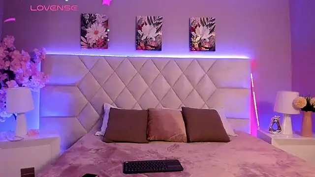 Bianca Monroe  online show from April 27, 2026, 8:18 pm
