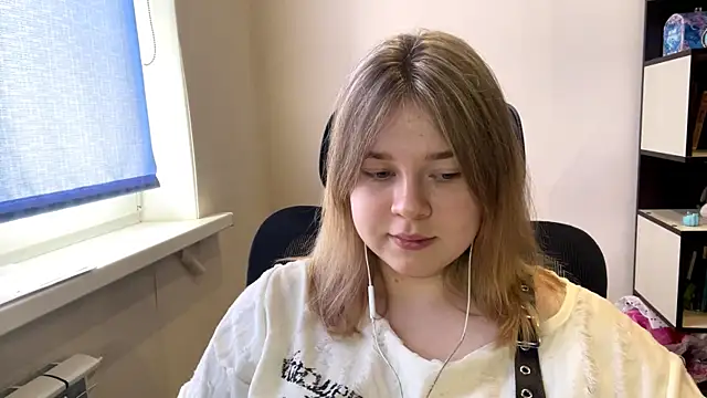 Snapshot of TomikoPfau chatting on April 9, 2026, 7:47 am TomikoPfau online show from April 9, 2026, 7:47 am