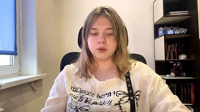 Snapshot of TomikoPfau chatting on April 13, 2026, 2:32 pm TomikoPfau online show from April 13, 2026, 2:32 pm