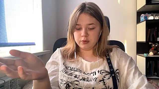 Snapshot of TomikoPfau chatting on April 14, 2026, 2:11 pm TomikoPfau online show from April 14, 2026, 2:11 pm