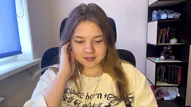 Snapshot of TomikoPfau chatting on April 1, 2026, 7:53 am TomikoPfau online show from April 1, 2026, 7:53 am