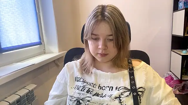 Snapshot of TomikoPfau chatting on April 10, 2026, 7:48 am TomikoPfau online show from April 10, 2026, 7:48 am