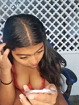 Coraline em online show from March 17, 2026, 6:44 pm