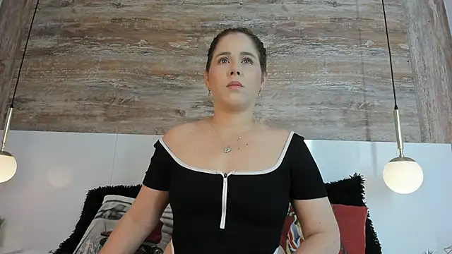 Nikol Lopez  online show from May 25, 2026, 11:58 pm
