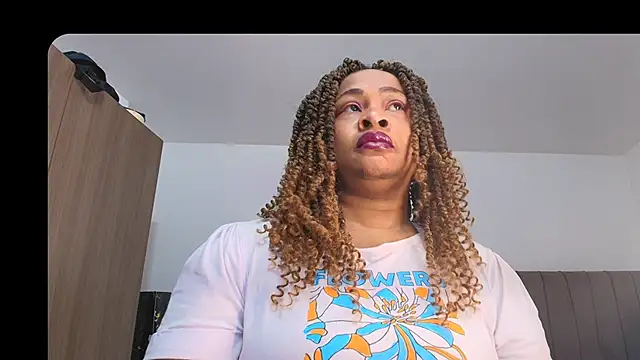 Snapshot of luxy_benet chatting on June 4, 2026, 8:30 am luxy benet online show from June 4, 2026, 8:30 am
