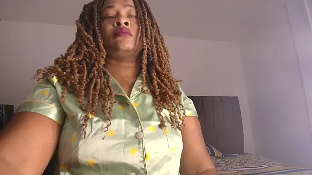 Snapshot of luxy_benet chatting on July 10, 2026, 12:27 pm luxy benet online show from July 10, 2026, 12:27 pm