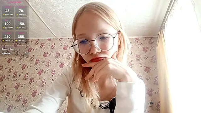 Snapshot of SoniqBliss chatting on February 28, 2026, 7:30 am SoniqBliss online show from February 28, 2026, 7:30 am