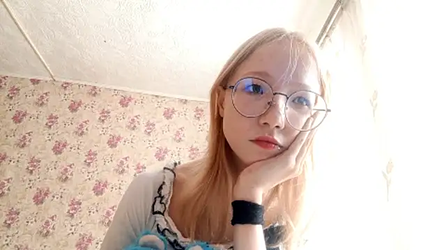 Snapshot of SoniqBliss chatting on March 7, 2026, 9:27 am SoniqBliss online show from March 7, 2026, 9:27 am