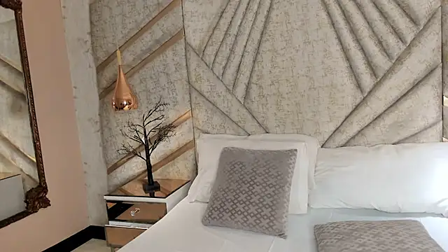 EmeelyMuller online show from April 12, 2026, 3:43 am