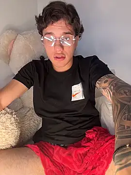 Snapshot of EXCLUSIVE8 chatting on April 5, 2026, 9:32 pm EXCLUSIVE8 online show from April 5, 2026, 9:32 pm