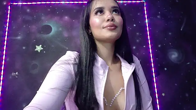 ValentinaRojass  online show from April 17, 2026, 6:11 pm