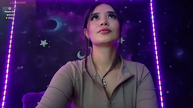 ValentinaRojass  online show from April 13, 2026, 5:39 pm