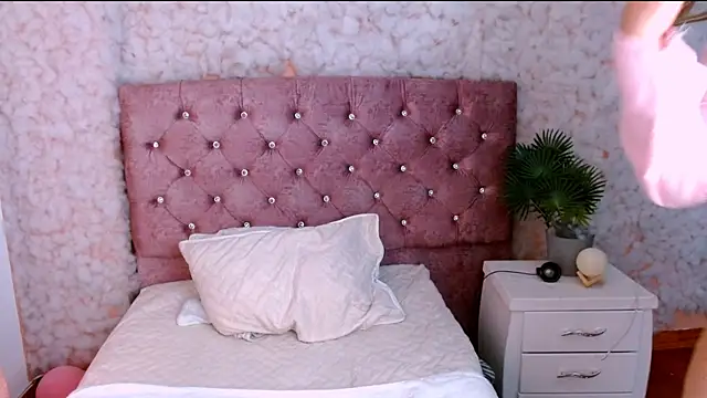 Sofiazaf  online show from March 17, 2026, 7:39 pm