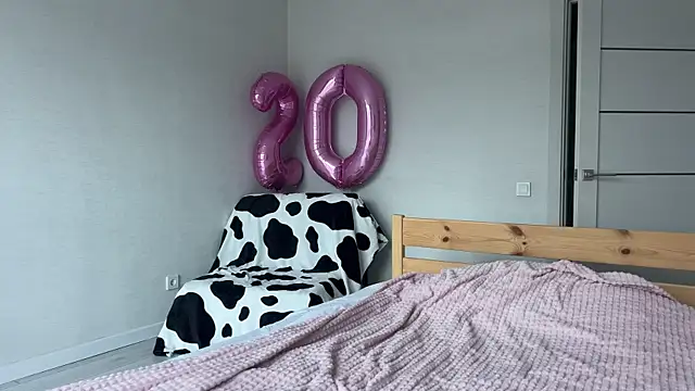 Lolatatee online show from April 1, 2026, 3:52 am