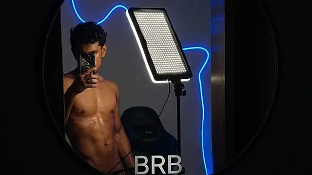 jossi12345j online show from April 3, 2026, 12:44 pm