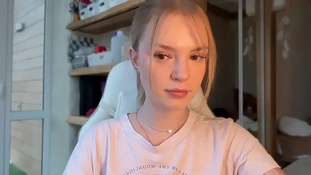 cyberl0ve  online show from April 24, 2026, 3:25 pm