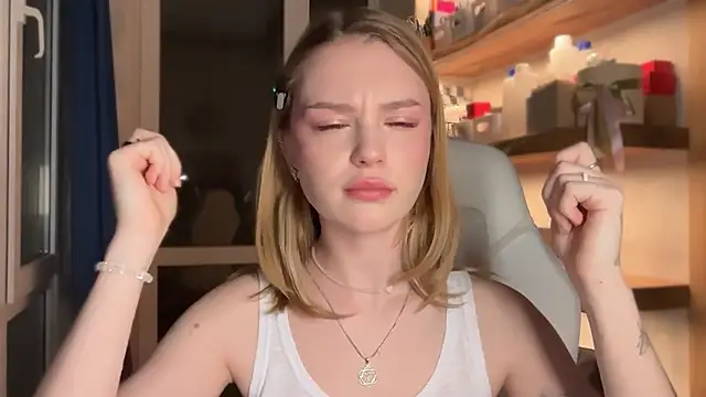 cyberl0ve  online show from April 29, 2026, 5:30 pm